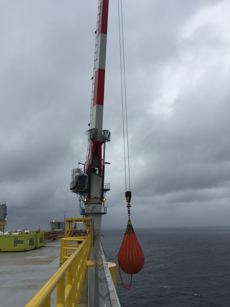 Lastprobe an einem Offshore Kran mit 35t Wasserprüfgewicht in der Nordsee